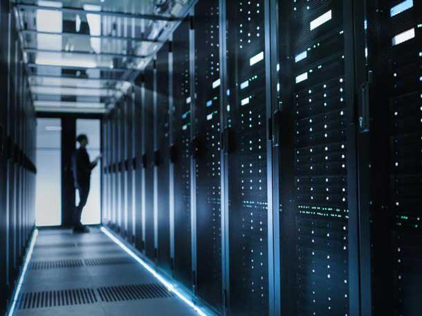 Top Server and Storage Solutions in Dubai: Empowering Businesses to Succeed 2 datacenter servers technician